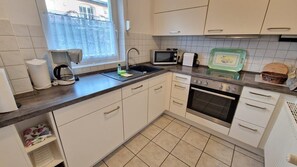 Een koelkast, een microgolfoven, een oven