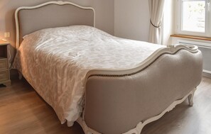3 bedrooms, travel cot, free WiFi, bed sheets