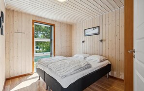 4 bedrooms, travel crib, free WiFi