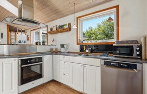 ثلاجة، موقد طهي مسطح، غسالة أطباق، ماكين ة لصنع القهوة/الشاي