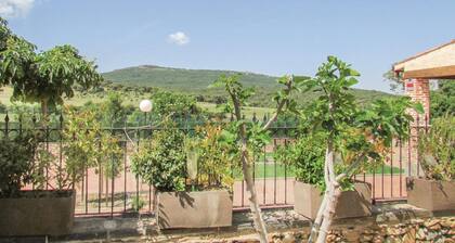 Lovely home in Aldeanue. de la Sierra