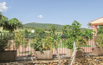 Lovely home in Aldeanue. de la Sierra
