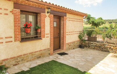 Lovely home in Aldeanue. de la Sierra