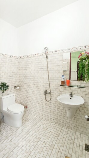 Shower, free toiletries, hair dryer, slippers - Thai Quang Hotel (Ho Chi Minh City)