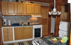 Refrigerador, parrilla de estufa y cafetera y tetera 