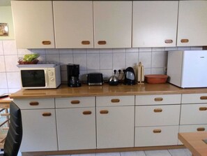 Frigorífico, microondas, horno y lavavajillas