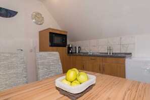 Køleskab, mikrobølgeovn, opvaskemaskine, kaffe-/temaskine