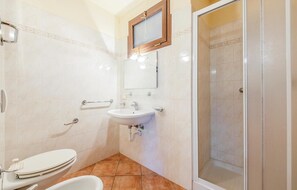 A bathroom with a toilet, sink, and shower. - Amazing home in Orentano PI with outdoor swimming pool (Orentano PI)