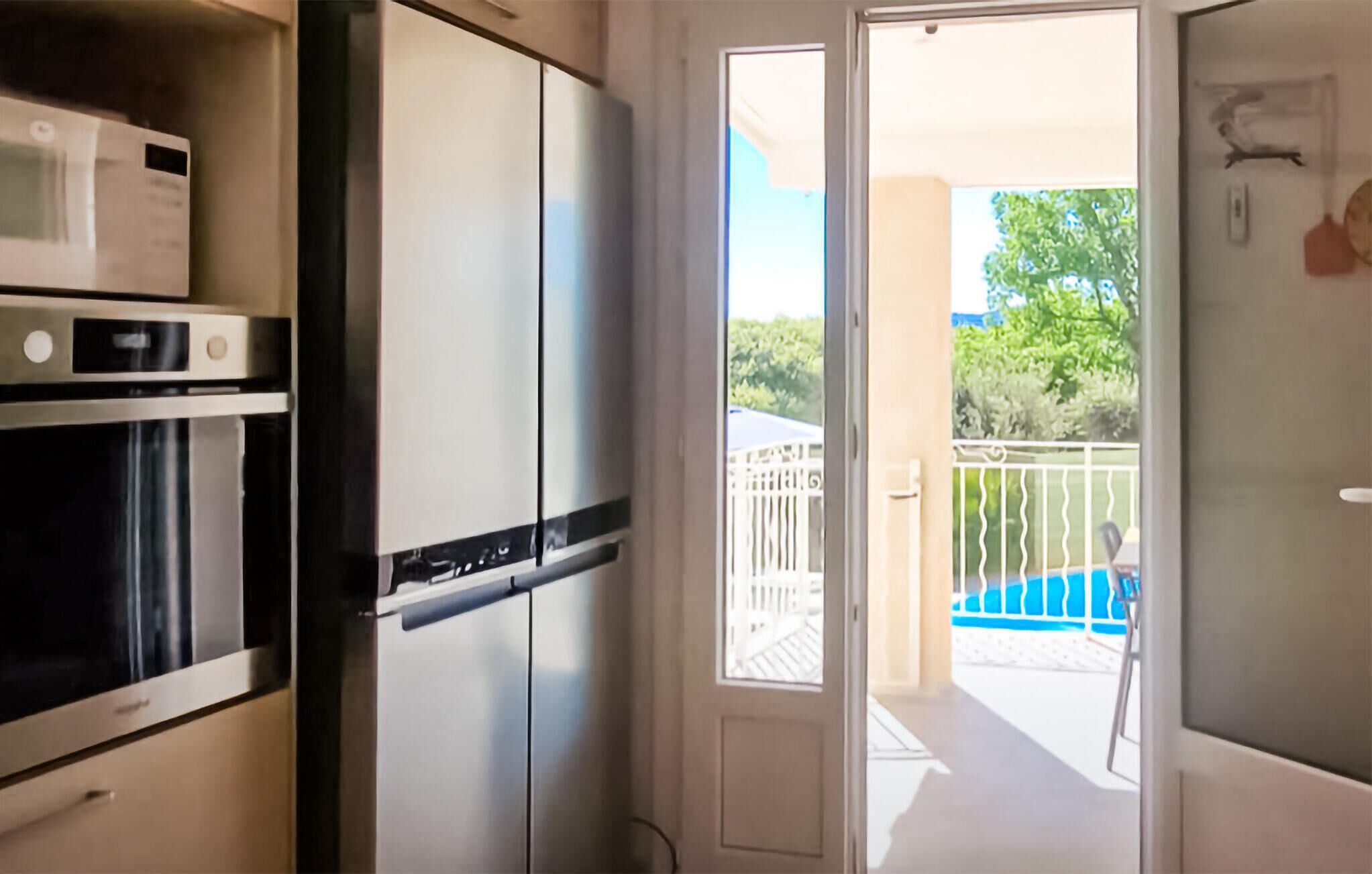 Een koelkast, een kookplaat, een vaatwasser