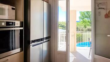 Een koelkast, een kookplaat, een vaatwasser