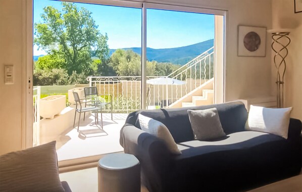 Télévision, cheminée, lecteur de DVD, table de tennis de table