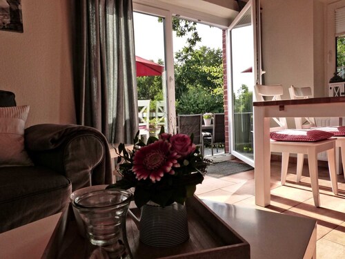 Beeck: tolle FeWo mit Terrasse und Strandkorb - Beeck: FeWo mit Terrasse und