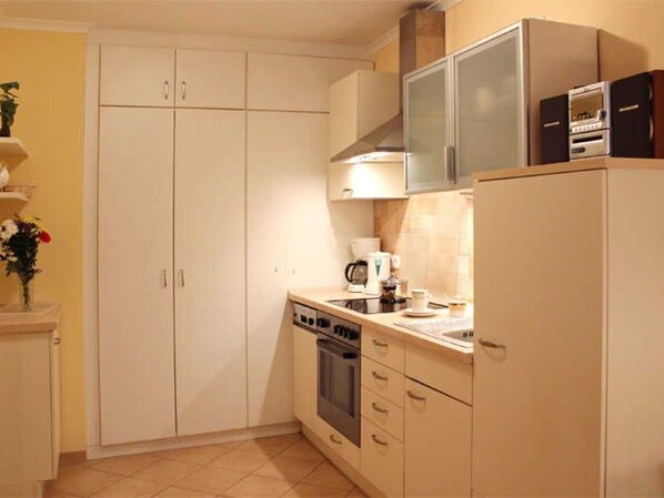 Fridge, microwave, oven, dishwasher - (176) 2-room apartment - Apartment house Dünenschloss (Kühlungsborn)