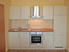 Køleskab, ovn, opvaskemaskine, højstol