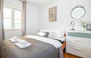 2 bedrooms, free WiFi, bed sheets - Awesome home in Radovcici (Radovcici)