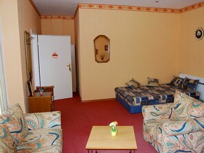 TV - Apartment - For Warnemünde: Apartment Mecklenburg (Elmenhorst-Lichtenhagen)