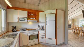 Een koelkast, een kookplaat, een vaatwasser