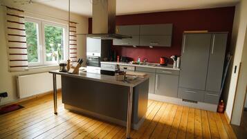 Kühlschrank, Mikrowelle, Ofen, Geschirrspüler