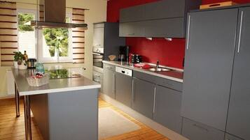 雪櫃、微波爐、焗爐、洗碗機