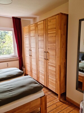 3 bedrooms, travel cot, WiFi