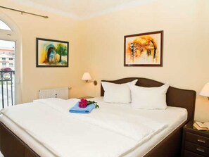 Unclassified image, 5 of 8, button - (1) 3 room apartment - sea views - apartment block "Atlantic" (Kühlungsborn)