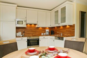 Kühlschrank, Mikrowelle, Ofen, Geschirrspüler