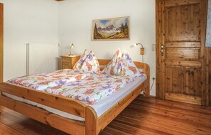 1 bedroom, travel crib, bed sheets