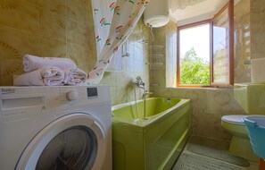 Bathtub - 2 bedroom beach front home in Zaglav (Zaglav)