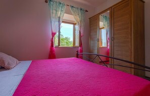 1 chambre, lit parapluie, Wi-Fi gratuit, draps fournis