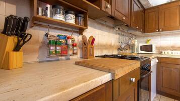 Fridge, stovetop, dishwasher, coffee/tea maker