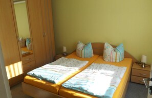 2 bedrooms, travel cot, bed sheets