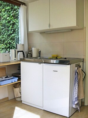 Réfrigérateur, cafetière/bouilloire, bouilloire électrique, grille-pain