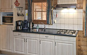 Refrigerador, microondas, parrilla de estufa y cafetera y tetera 