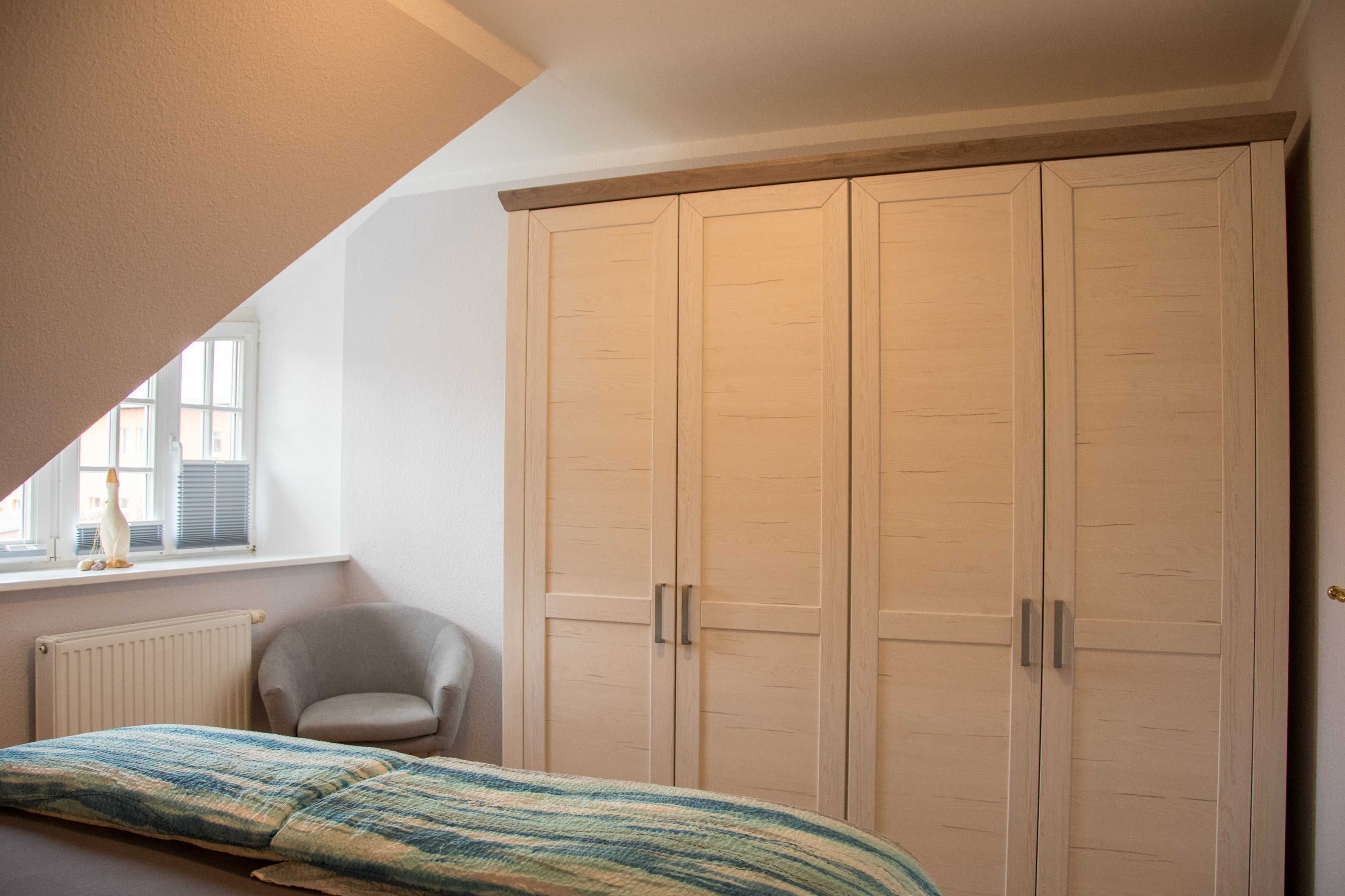 2 bedrooms, travel cot, WiFi, bed sheets