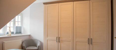 2 bedrooms, travel cot, WiFi, bed sheets