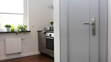 Réfrigérateur, four, lave-vaisselle, chaise haute