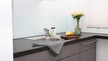 Kühlschrank, Ofen, Geschirrspüler, Hochstuhl