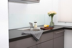 Réfrigérateur, un four, lave-vaisselle, chaise haute