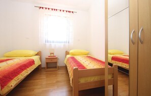 3 bedrooms, in-room safe, free WiFi, bed sheets