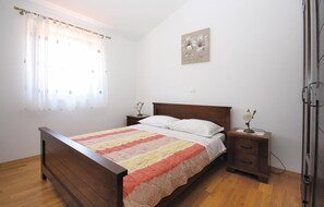 3 bedrooms, in-room safe, free WiFi, bed sheets