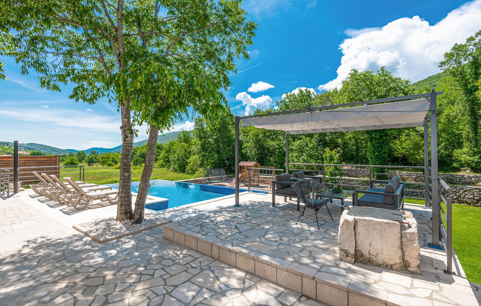 Een verwarmd zwembad