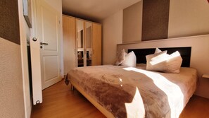 3 bedrooms, travel cot, WiFi
