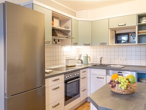 Kühlschrank, Ofen, Geschirrspüler, Wasserkocher mit Kaffee-/Teezubehör