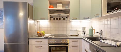 Frigorífic, forn, rentaplats i cafetera i tetera