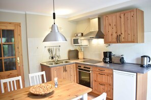 Kühlschrank, Mikrowelle, Ofen, Wasserkocher mit Kaffee-/Teezubehör