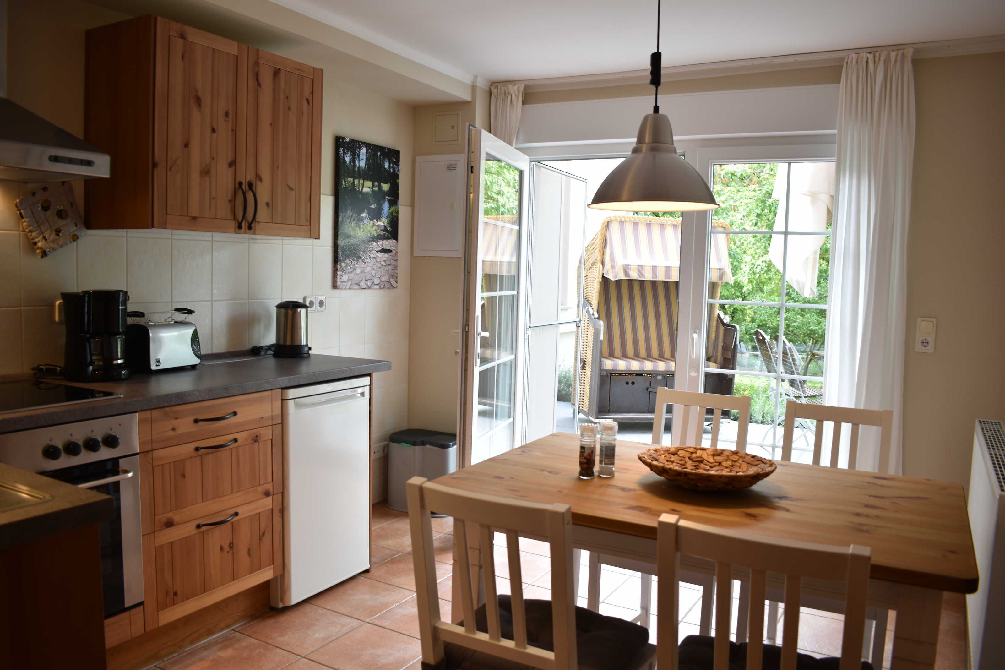 Fridge, microwave, oven, coffee/tea maker