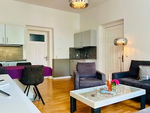 Ein modernes Apartment mit Essbereich, Küche und Wohnzimmer.