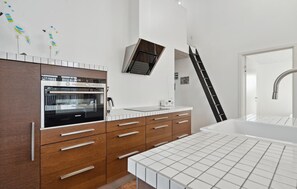 Køleskab, kogeplade, opvaskemaskine, kaffe-/temaskine