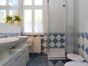 Shower, hair dryer - Apartment 4, first floor, 2 rooms, Zinnowitz - Haus Rubert Fewos near the beach (Zinnowitz)