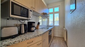 Coffee/tea maker, fridge, microwave, oven - Apartment 4, first floor, 2 rooms, Zinnowitz - Haus Rubert Fewos near the beach (Zinnowitz)